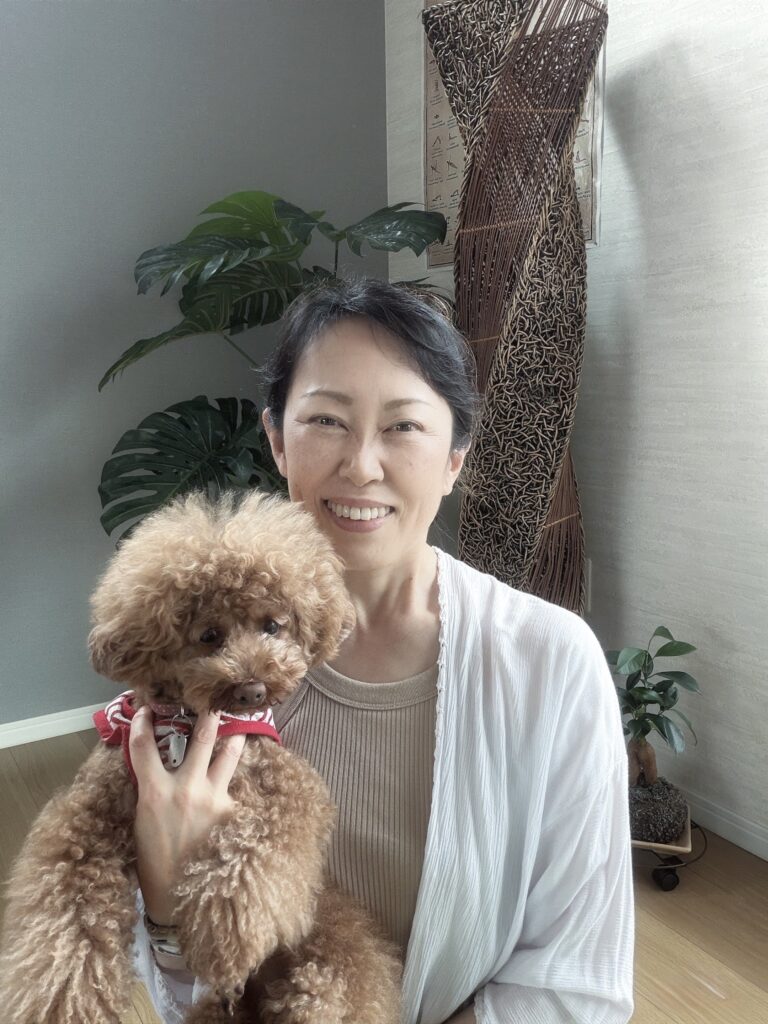 愛犬を抱く阿部実李